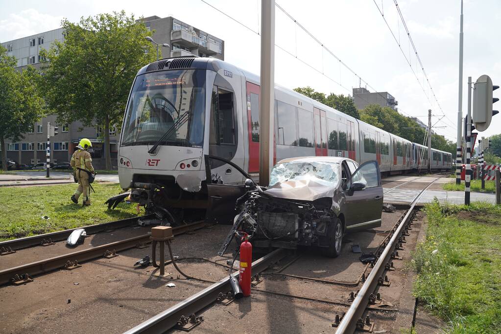 Auto in botsing met metro