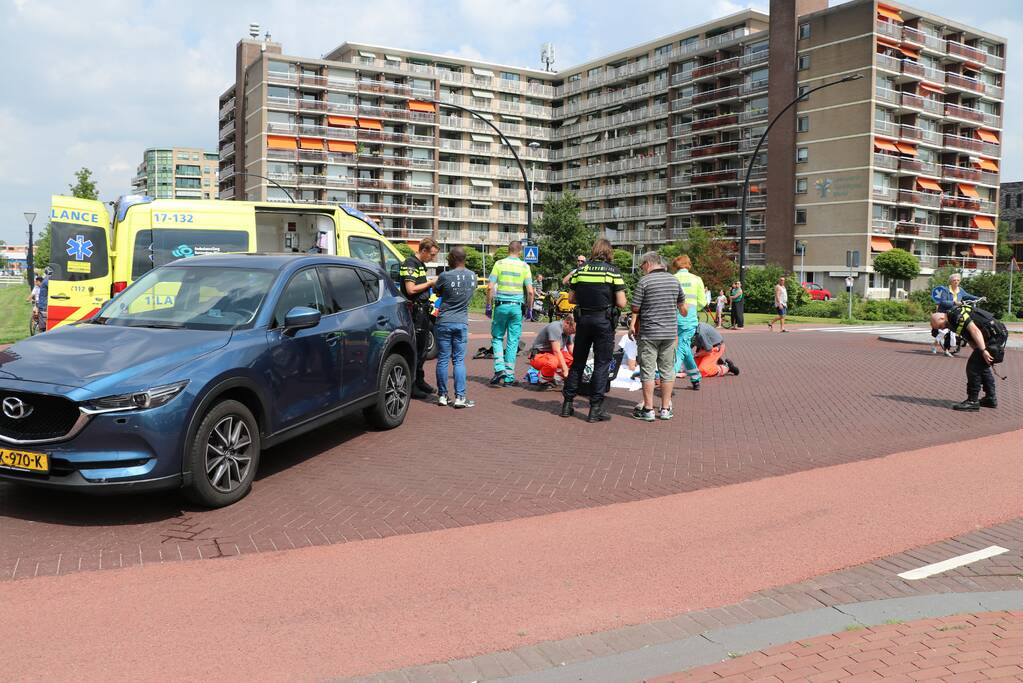 Vrouw zwaargewond na aanrijding met auto