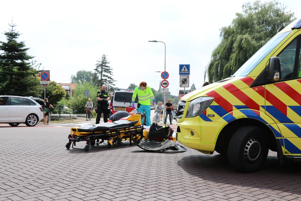 Vrouw zwaargewond na aanrijding met auto