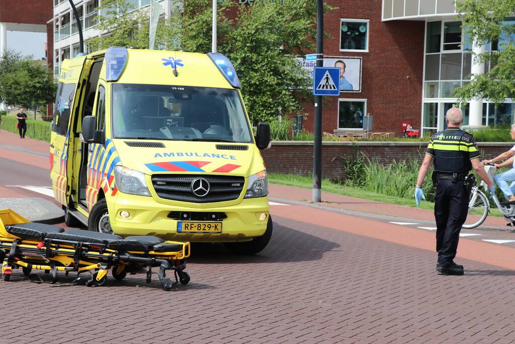 Vrouw zwaargewond na aanrijding met auto