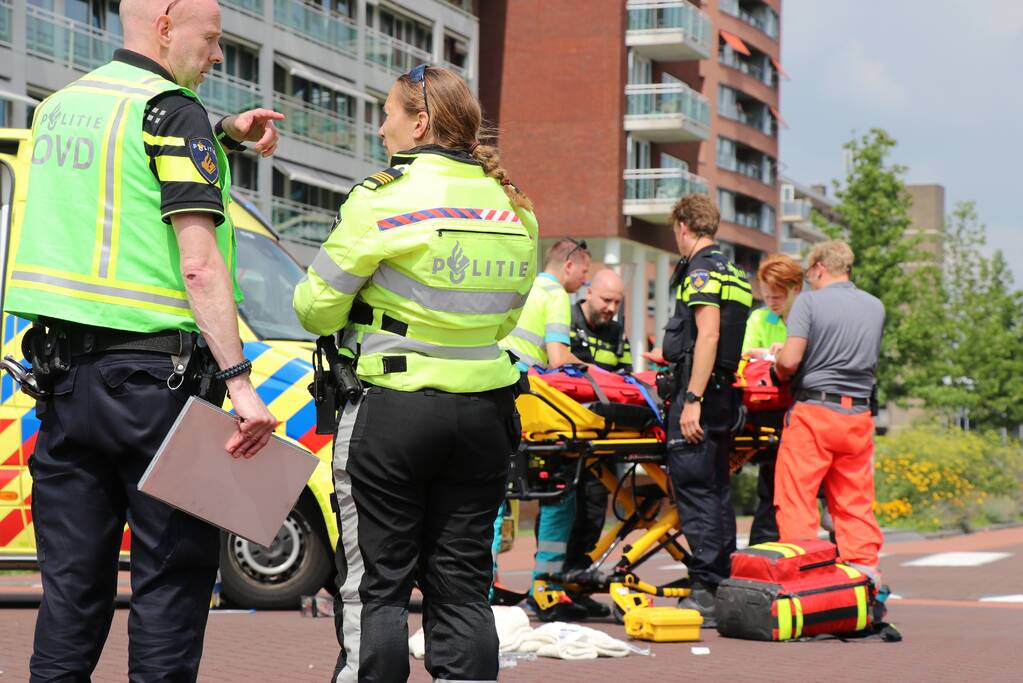 Vrouw zwaargewond na aanrijding met auto