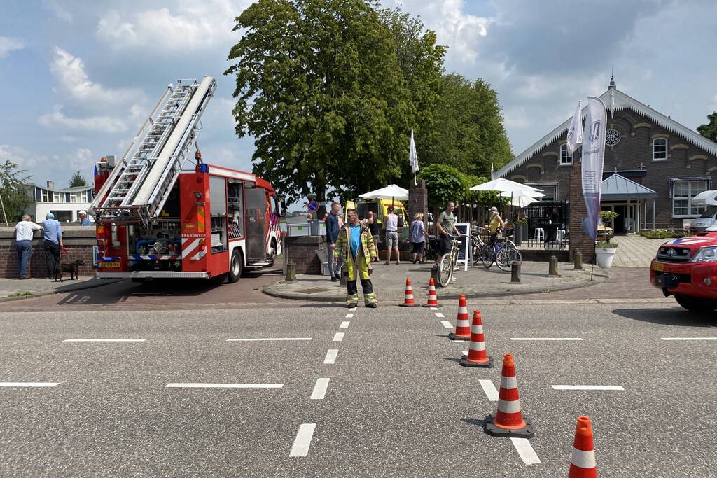 Persoon raakt te water bij jachthaven
