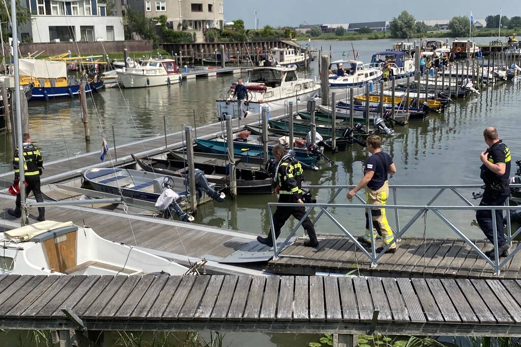 Persoon raakt te water bij jachthaven