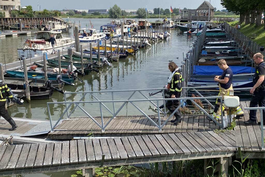 Persoon raakt te water bij jachthaven