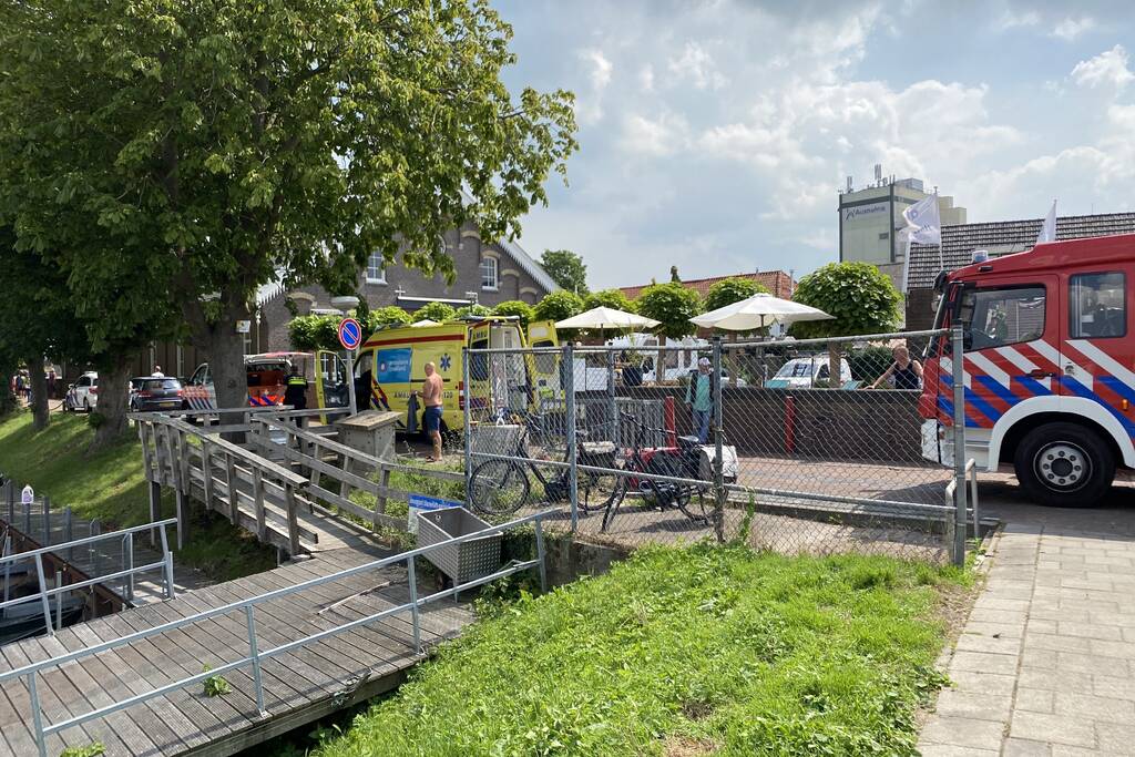 Persoon raakt te water bij jachthaven