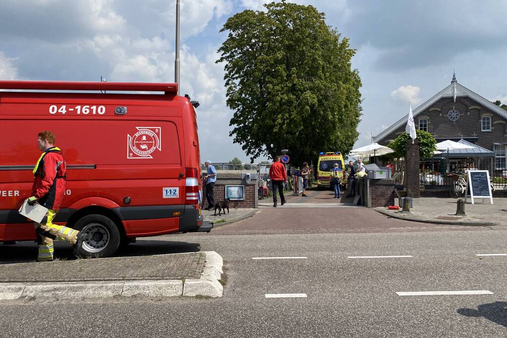 Persoon raakt te water bij jachthaven