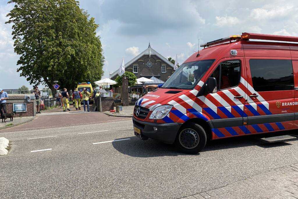 Persoon raakt te water bij jachthaven