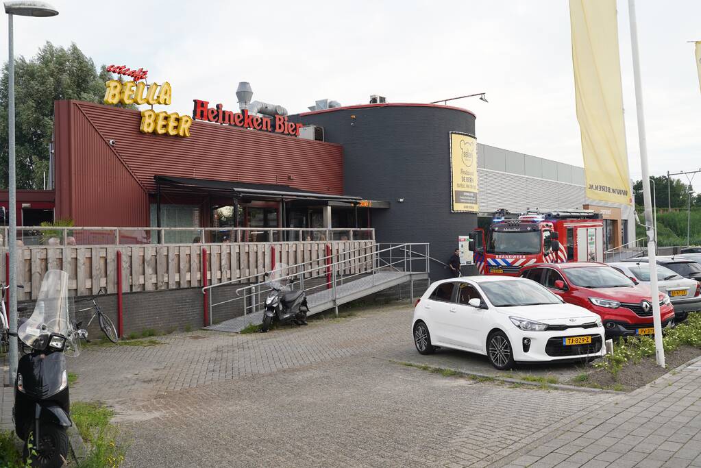 Gasten eten rustig door na gaslek restaurant Bella Beer