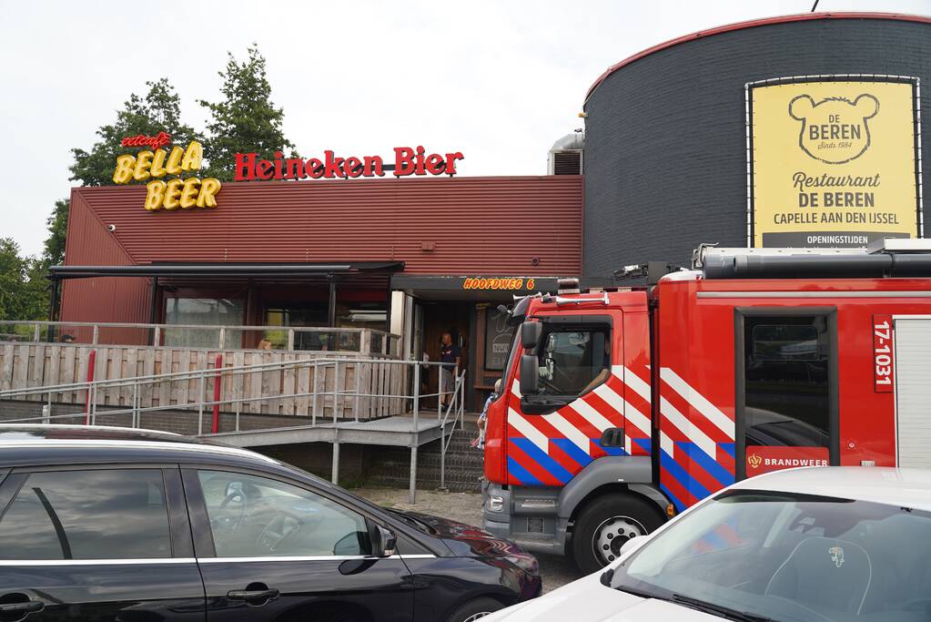 Gasten eten rustig door na gaslek restaurant Bella Beer