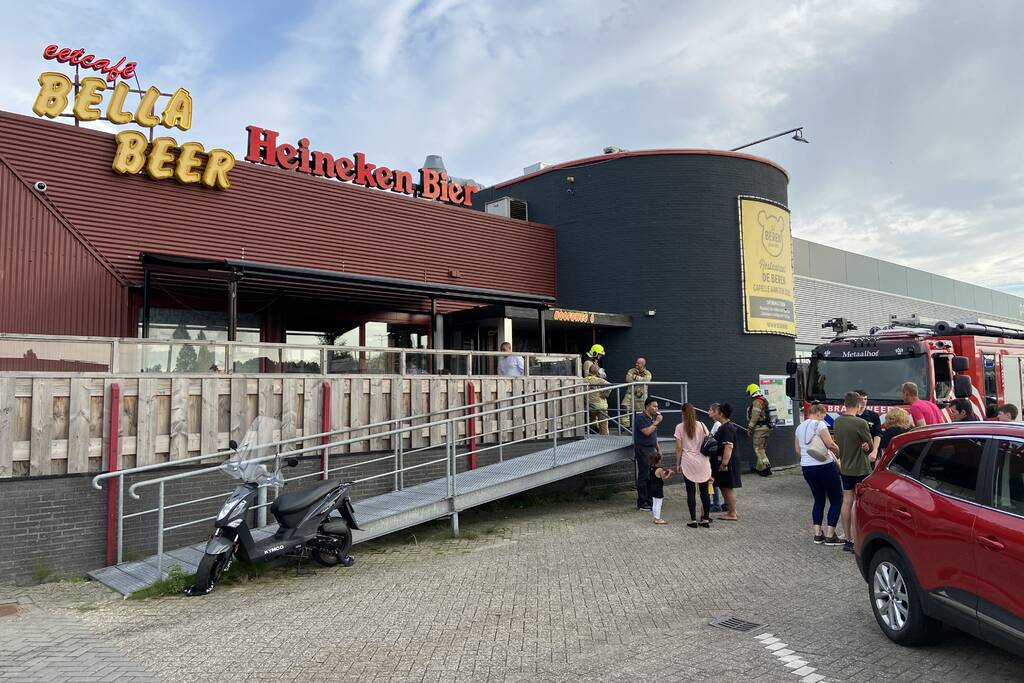 Gasten eten rustig door na gaslek restaurant Bella Beer