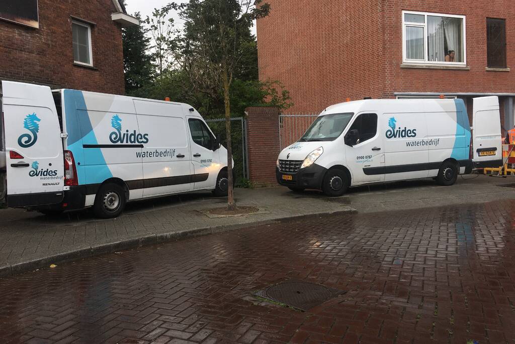 Straat blank door gesprongen waterleiding