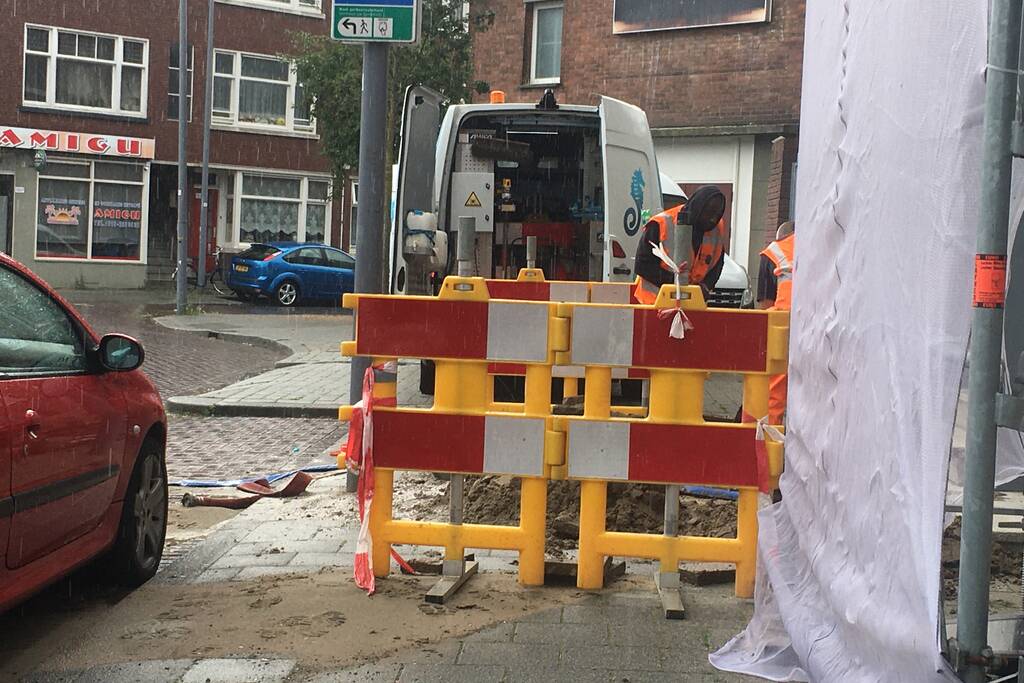 Straat blank door gesprongen waterleiding