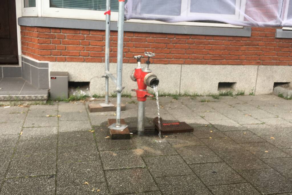 Straat blank door gesprongen waterleiding