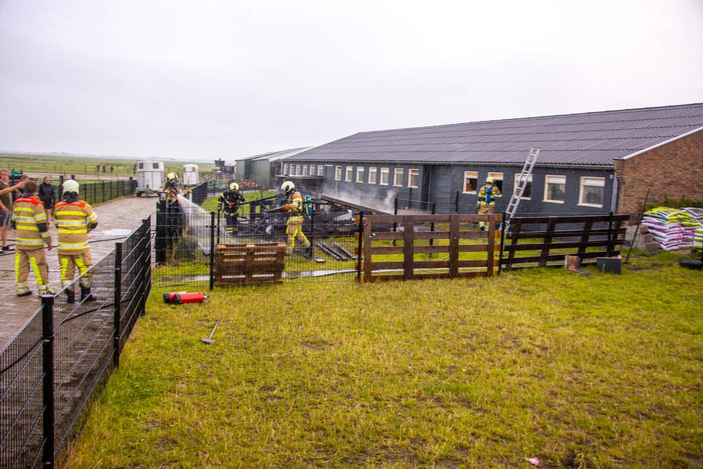 Schuur dierenverblijf gaat in vlammen op