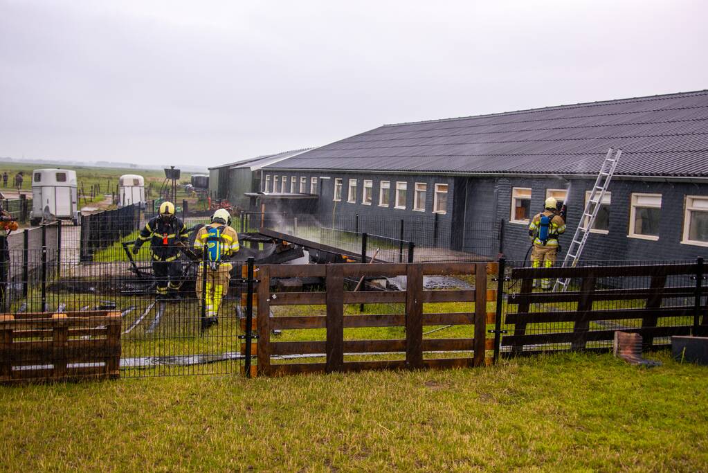 Schuur dierenverblijf gaat in vlammen op