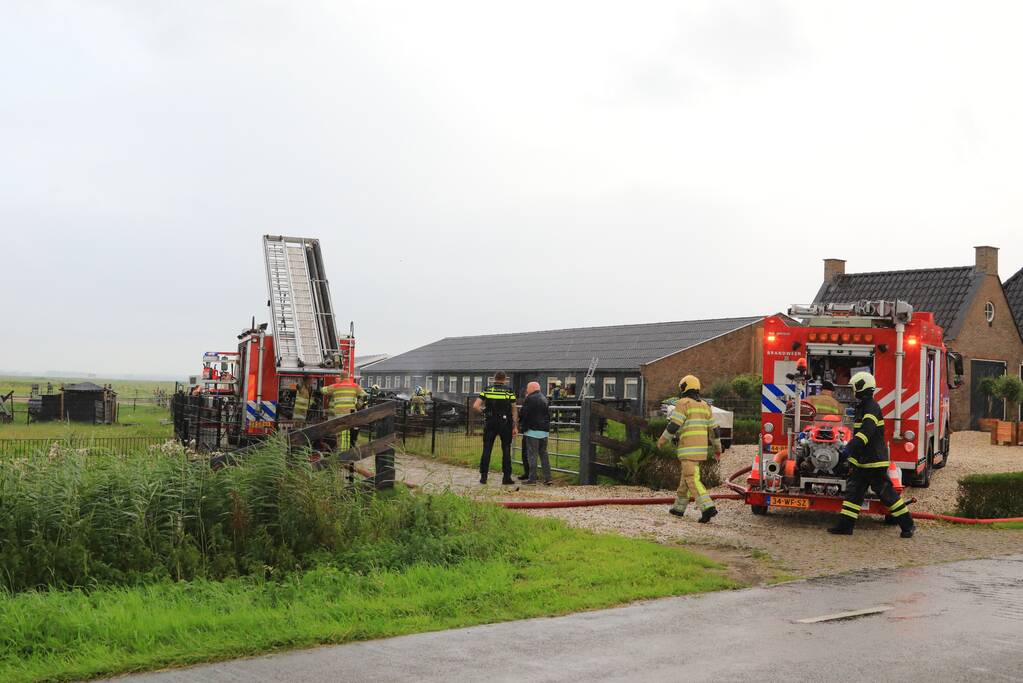 Schuur dierenverblijf gaat in vlammen op
