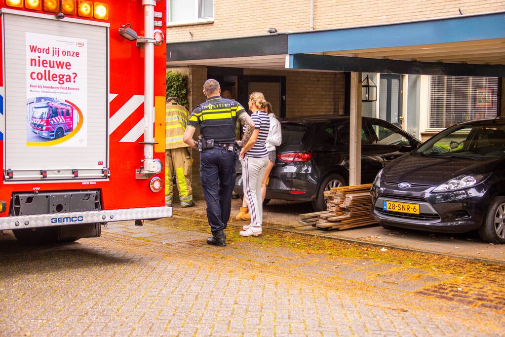 Bewoners vluchtten naar buiten en bellen brandweer