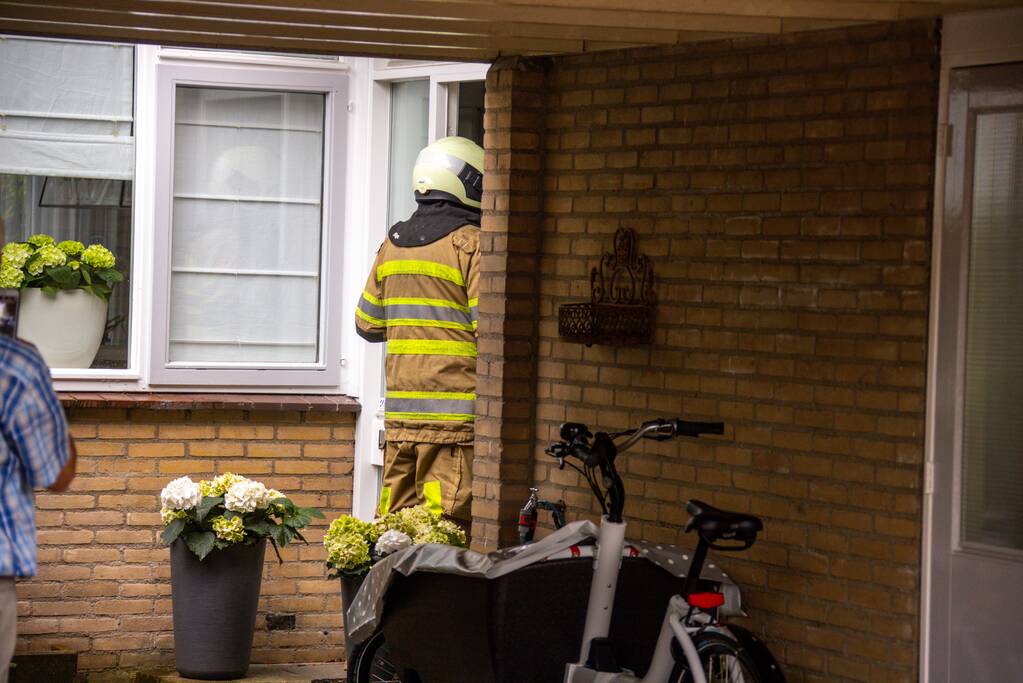 Bewoners vluchtten naar buiten en bellen brandweer