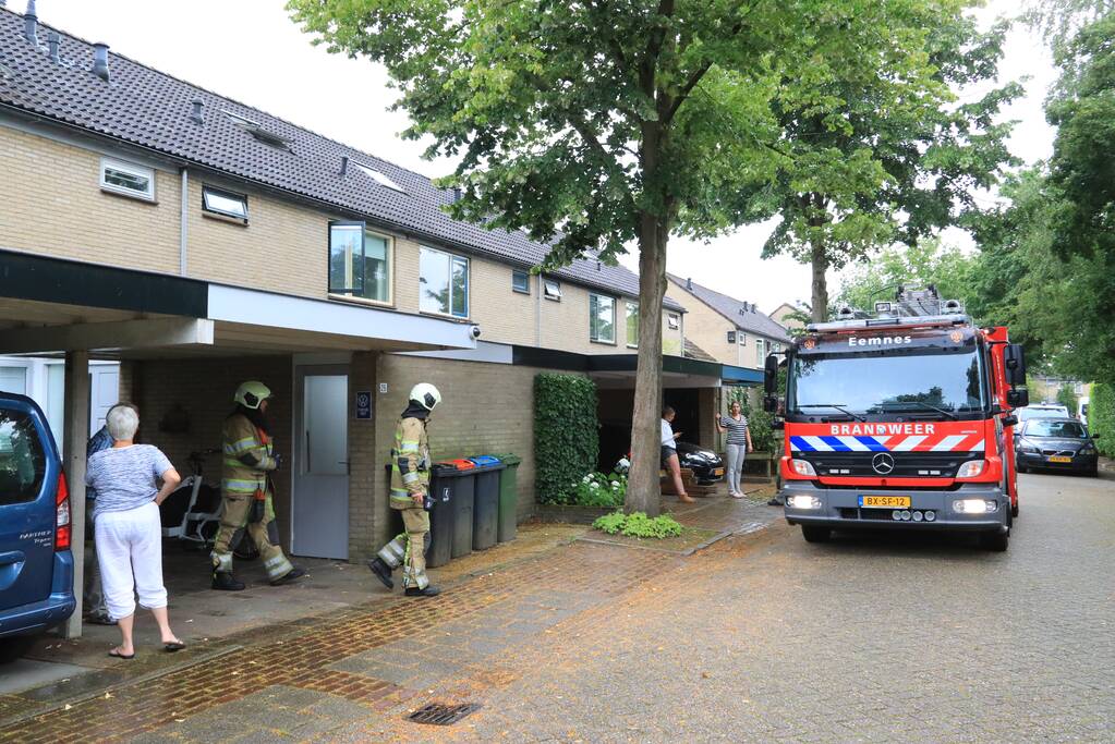Bewoners vluchtten naar buiten en bellen brandweer