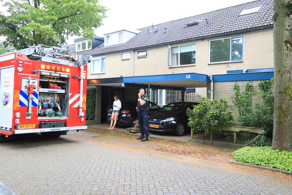 Bewoners vluchtten naar buiten en bellen brandweer