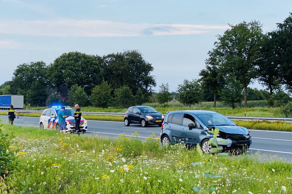 Automobilist botst in vangrail