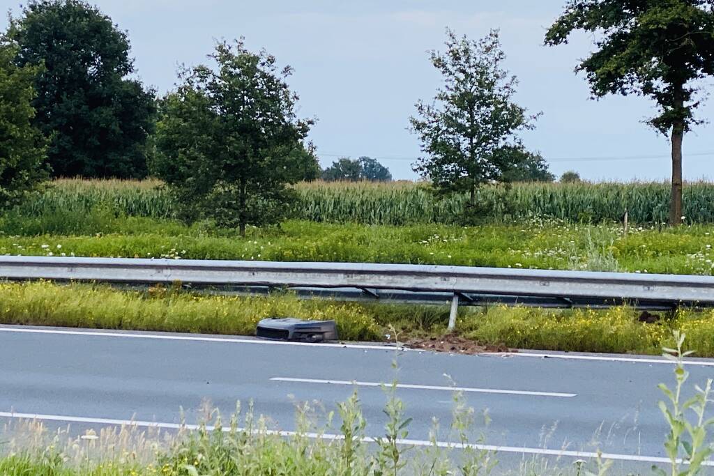 Automobilist botst in vangrail