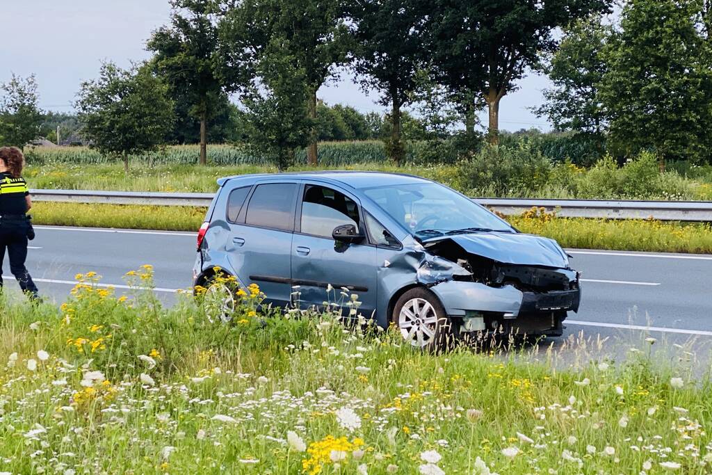 Automobilist botst in vangrail