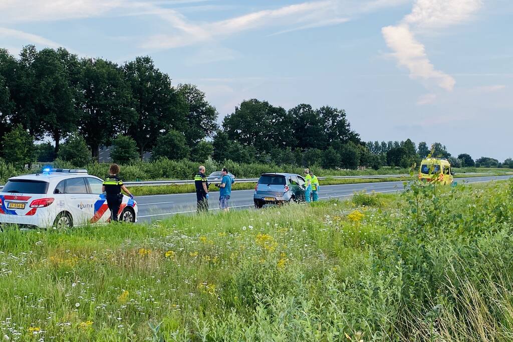 Automobilist botst in vangrail