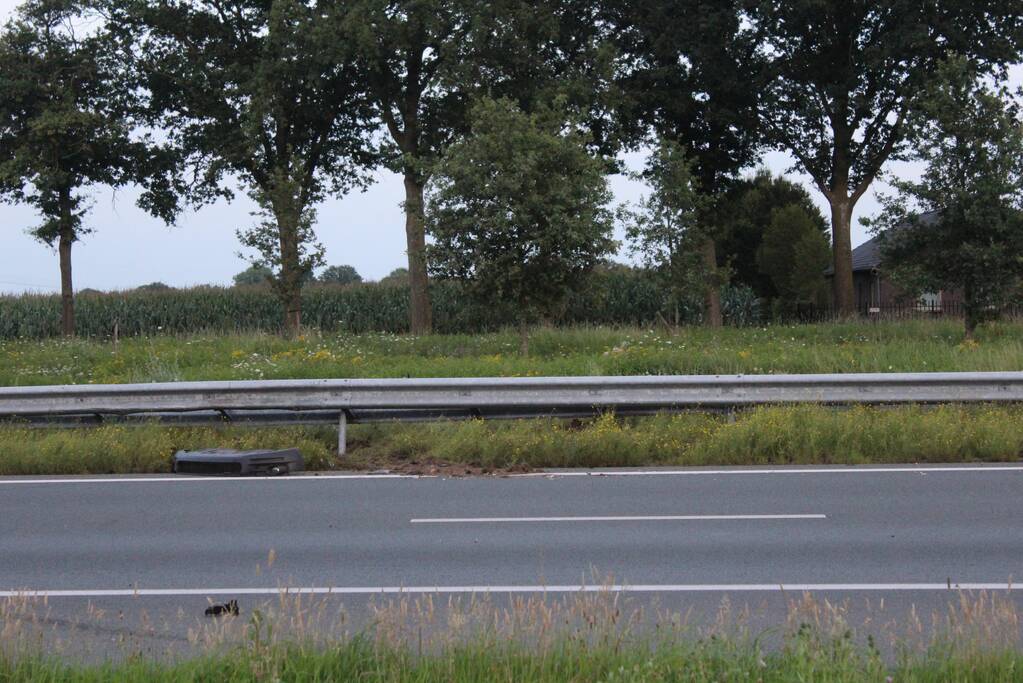Automobilist botst in vangrail