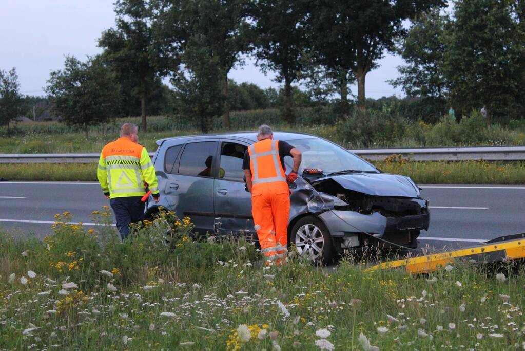 Automobilist botst in vangrail