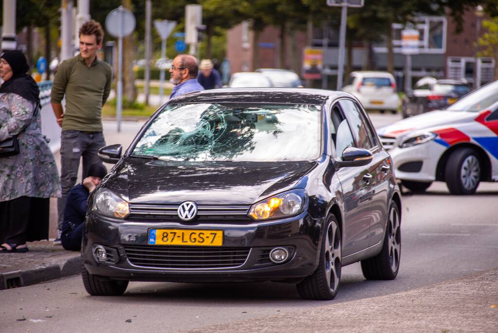 Scooterrijder gelanceerd bij aanrijding met auto