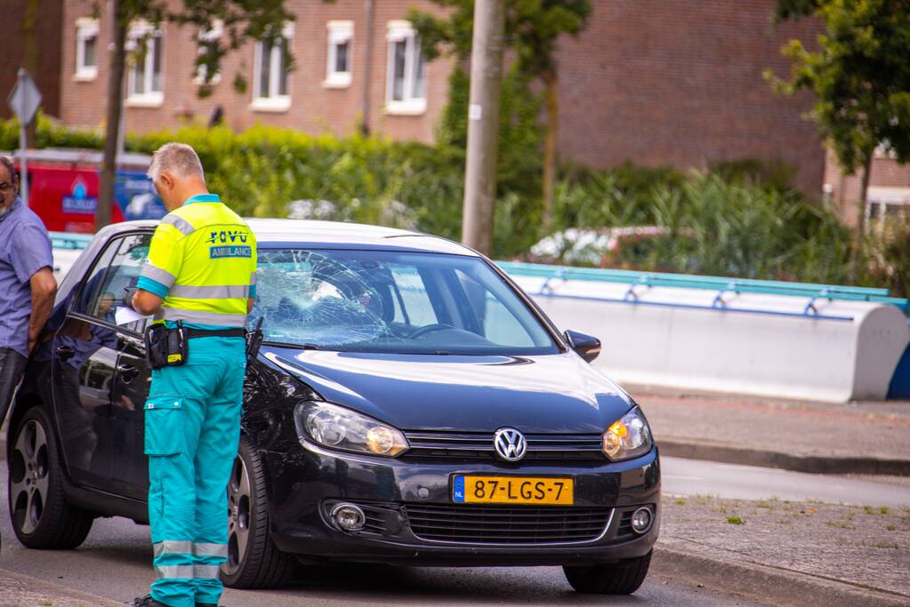 Scooterrijder gelanceerd bij aanrijding met auto