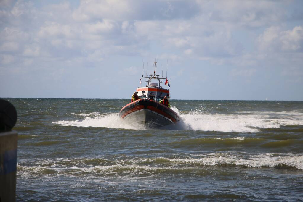 Hulpdiensten zoeken naar drenkeling