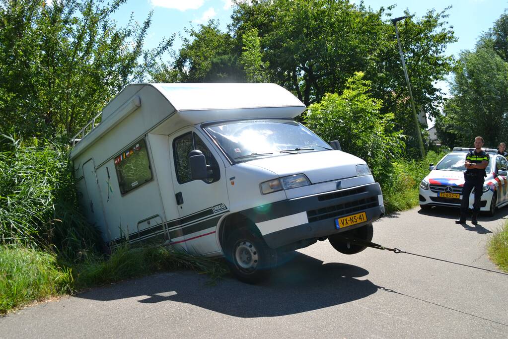 Camper rijdt achteruit de sloot in