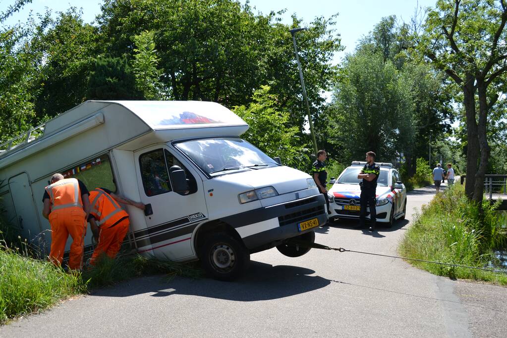 Camper rijdt achteruit de sloot in