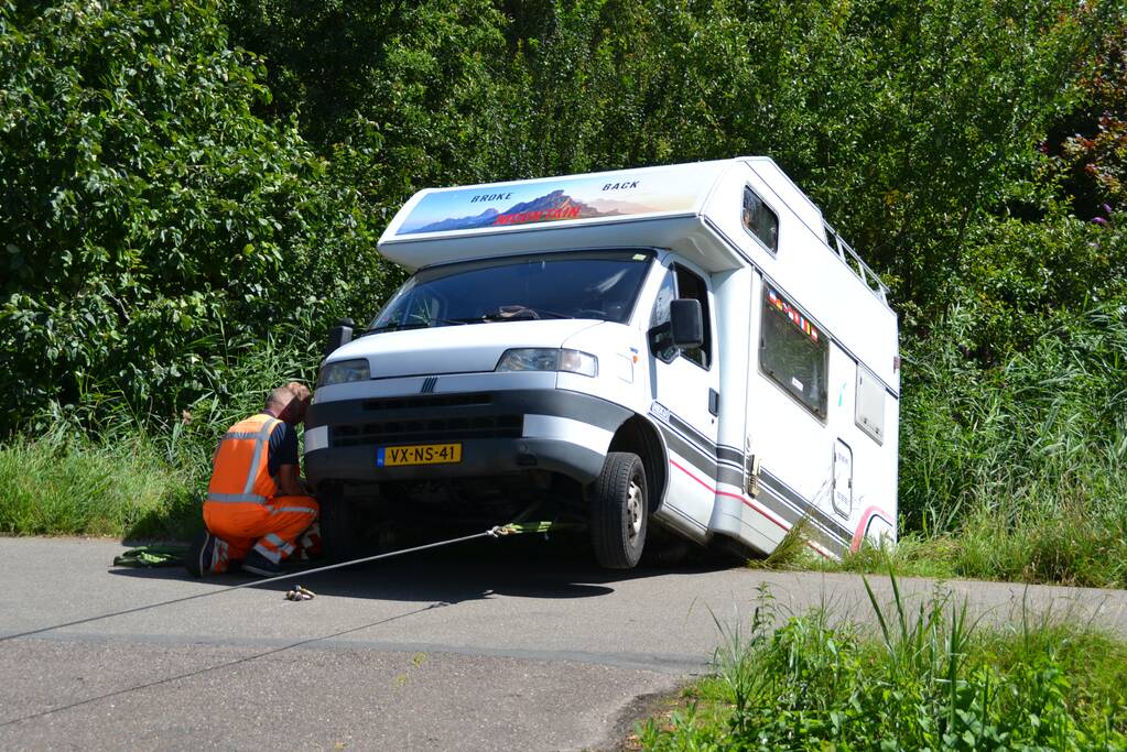 Camper rijdt achteruit de sloot in