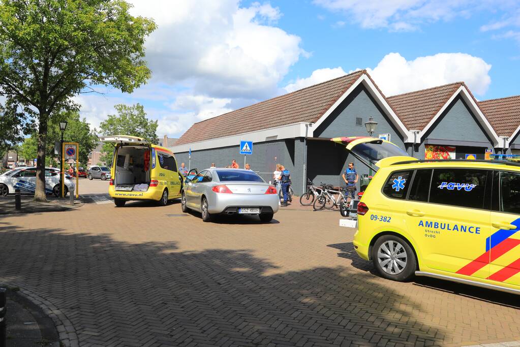 Fietsster gewond na aanrijding met auto