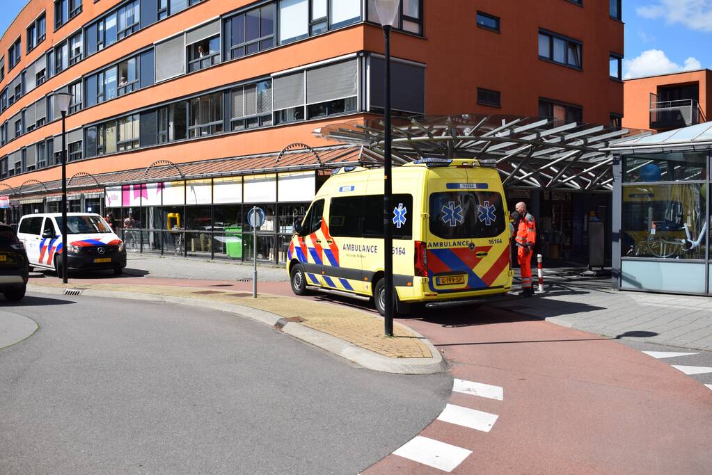 Man zwaargewond na val op straat