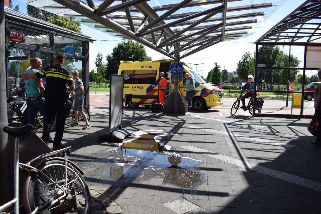 Man zwaargewond na val op straat