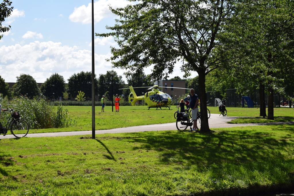 Man zwaargewond na val op straat