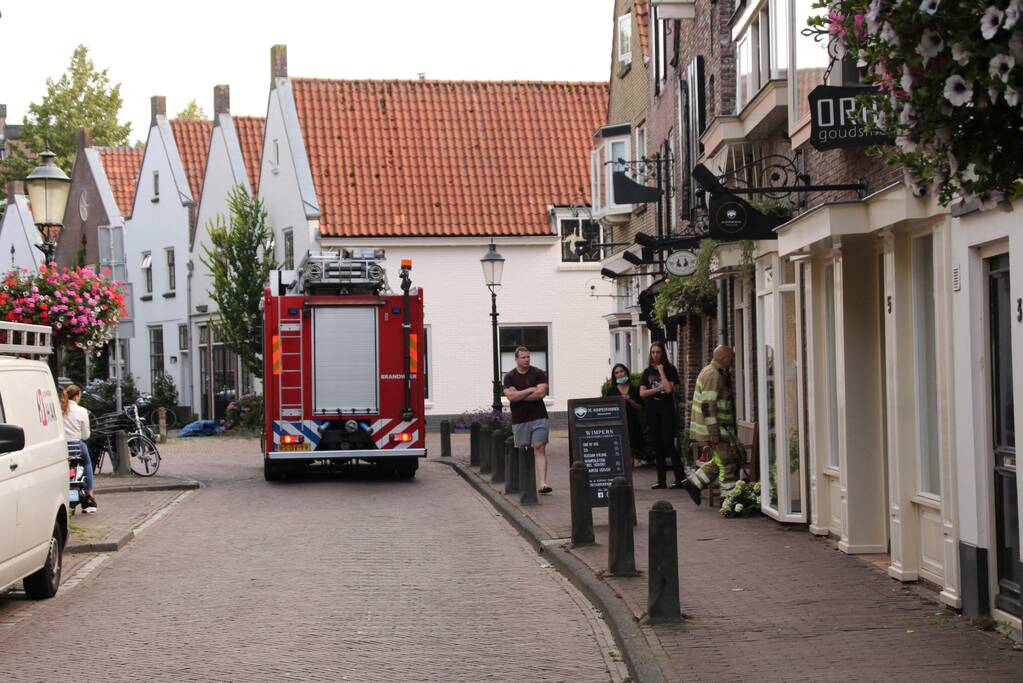 Brandweer verricht metingen in winkel