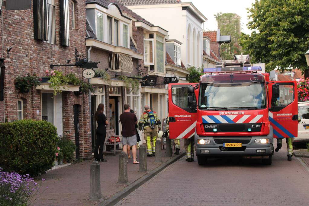 Brandweer verricht metingen in winkel