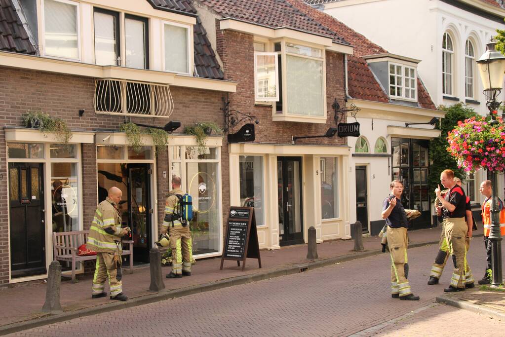 Brandweer verricht metingen in winkel