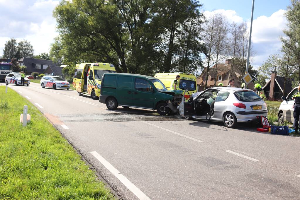 Veel schade en meerdere gewonden na frontale botsing