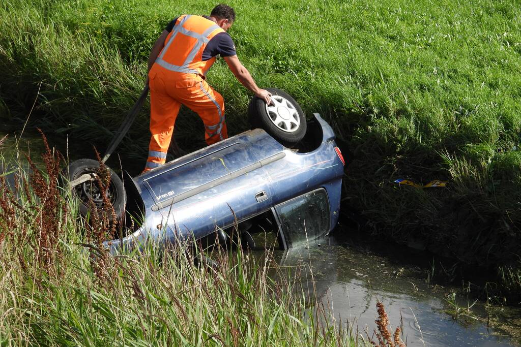 Auto belandt op zijn dak in een sloot