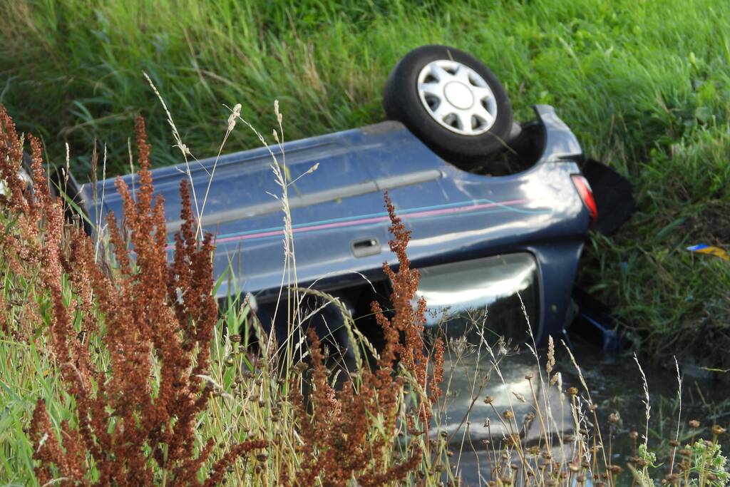 Auto belandt op zijn dak in een sloot