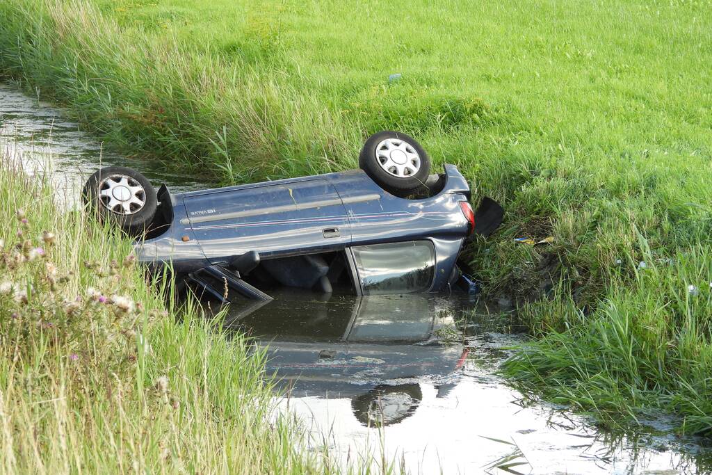 Auto belandt op zijn dak in een sloot