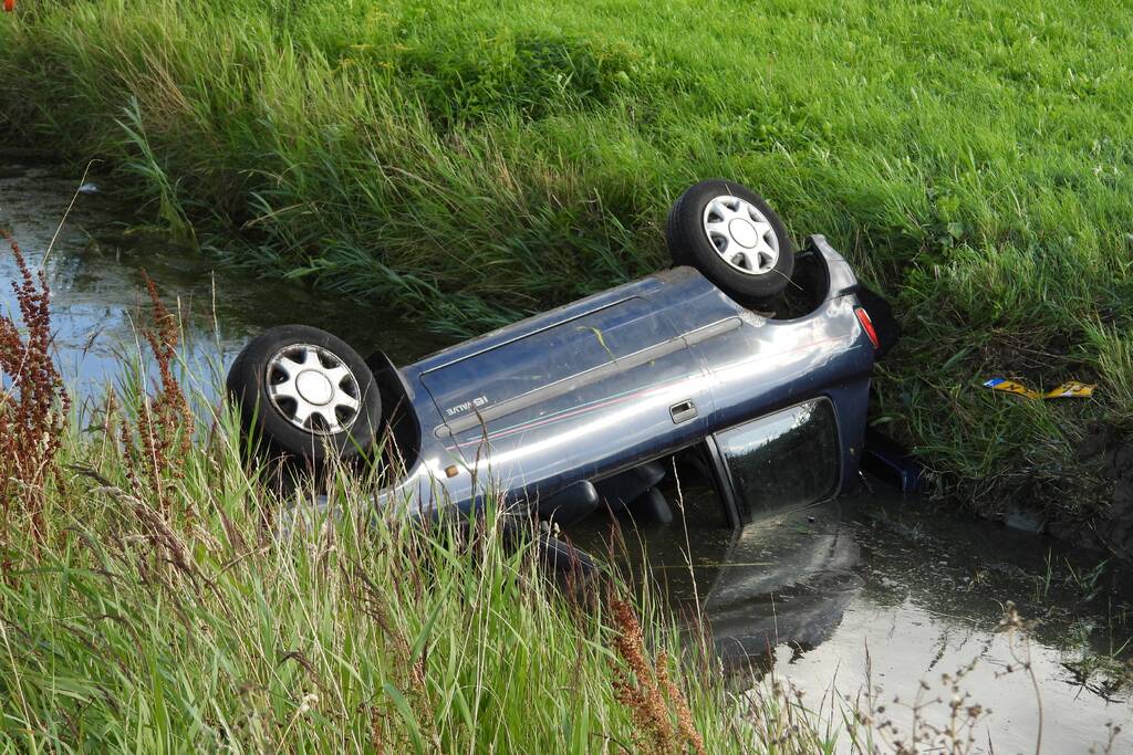 Auto belandt op zijn dak in een sloot