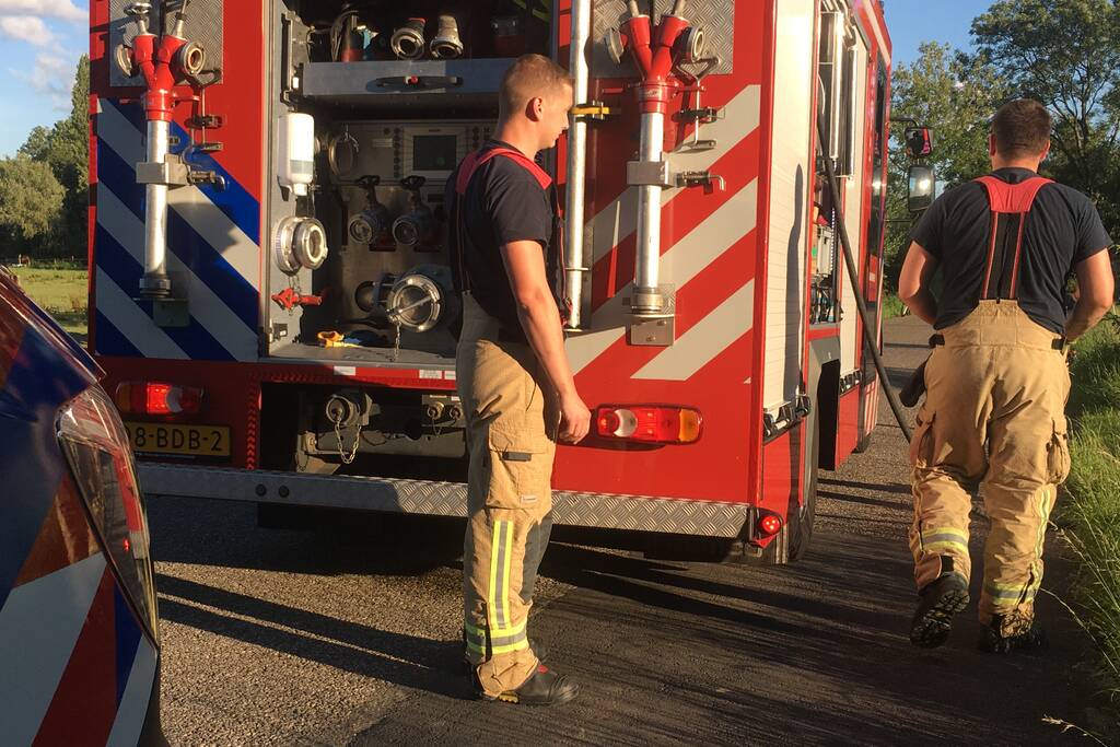 Paard belandt in sloot