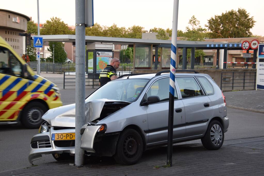 Auto botst tegen lantarenpaal